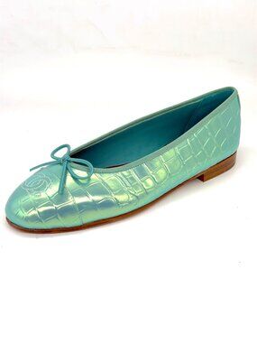 CHANEL 26K CC Logo Croc Iridescent Leather Cap Toe Bow Ballerina Ballet Flats